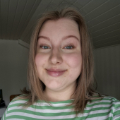 Bloggaaja Noora Särkkä lähikuvassa