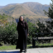 Nunna Nektaria vuoristomaisemissa