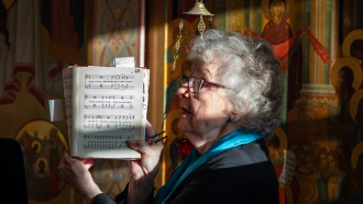 90-vuotias Airi Knuutinen johtaa kuoroa Pokrovassa