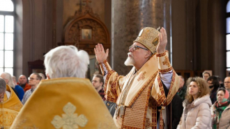 Arkkipiispa Elia rukoilee Uspenskin katedraalissa