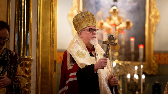 Arkkipiispa Elia siunaa ristillä intronisaatiossaan 2024