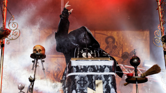 Batushka esiintyy skeemamunkkien asuissa