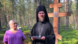 Hiekan tilan omistaja Kirsi Fahler ja igumeni Mikael Keiteleellä 2025