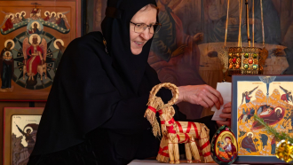 	Igumenia Ksenia asettelee jouluikonia Lintulan luostarissa