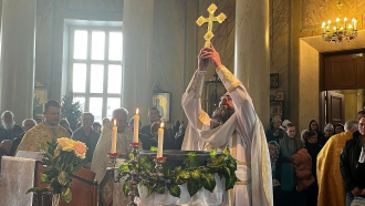 Isä Ioannis Lampropoulus toimittaa teofanian palvelusta Turussa