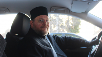 Isä Tuomas Järvelin kaasuautossa
