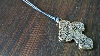 Katekumeeni Risti puualustalla