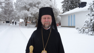 Kuopion ja Karjalan metropoliitta Arseni Valamon luostrin pihamaalla talvella 2021