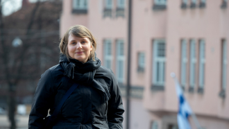 Maria Mountraki ulkoilemassa Helsingissä