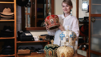 modisti Anna-Liina Huttunen Wahlmanin hattuliikkeessä