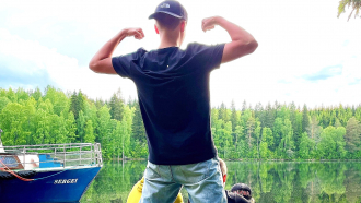 Nuoria veden äärellä kesällä Valamon luostarissa