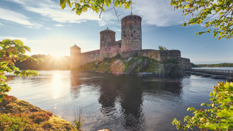 Olavinlinna kesällä auringossa