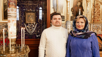 Ukrainan suurlähettiläs Olga Dibrova puolisoineen Uspenskissa 2025