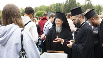Patriarkka Bartolomeos Kaunisniemessä ortodoksisten nuorten kanssa syyskuussa 2023