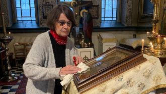 Pirjo Kostiainen siivoaa Tampereen ortodoksista kirkkoa