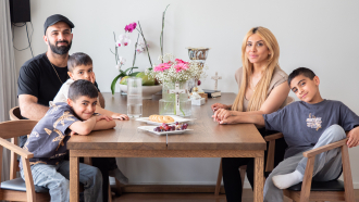 Shemi Jaban perhe pöydän äärellä