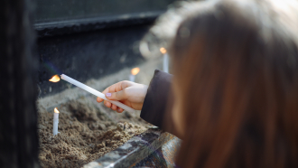 Tyttö sytyttää valkoisen tuohuksen