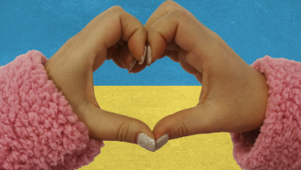 Ukrainan lippu ja käsistä muodostettu sydän