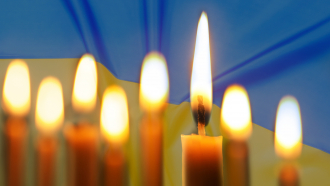 Ukrainan lippu ja palavat tuohukset