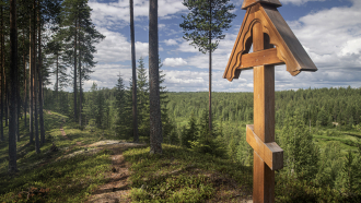 ortodoksinen risti erämäässä Suomen itärajalla