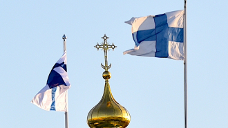 	itsenaisyyspaiva-suomen-liput-ja-uspenskin-katedraalin-kupoli-ja-risti 