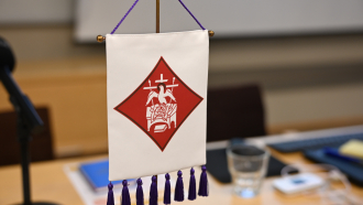 kirkolliskokous-1-taysistunto vaakuna pöydällä