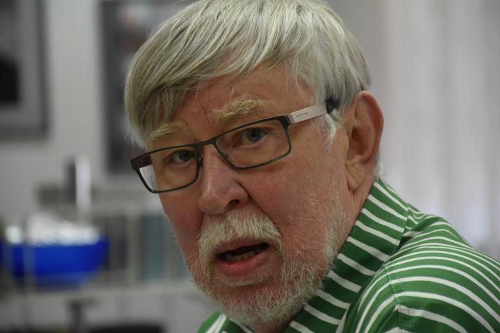 Emeritusprofessori Tapio Hämynen on perehtynyt Kuhasalon historiaan