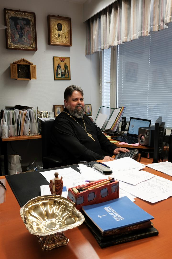 Kirkkoherra rovasti Timo Honkaselkä toimistossaan