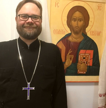 Isä Teemu Toivonen ikonin äärellä