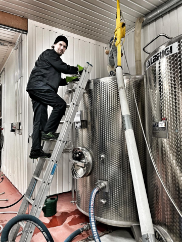 Isä Nasari töissä Valamon luostarin viinehtimössä