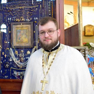 Ortodoksinen pappi orest-zhyhalo-uspenskissa 2024 ikonin edessä