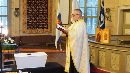 isä Marko Patronen siunaa sankarivainaja Onni Hilakiven haudan lepoon