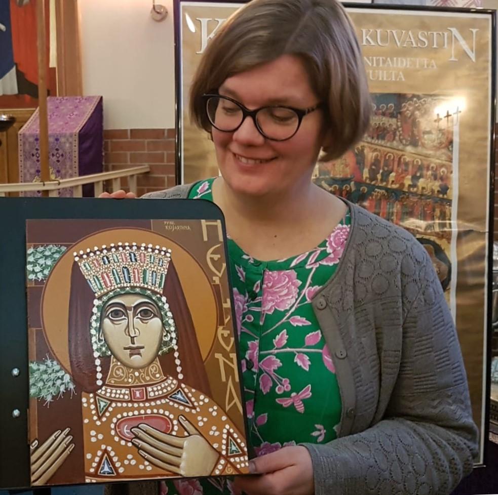 Paastotaan yhdessä -ryhmän ylläpitäjä Ilona Lehmus käsissään Pyhän Helenan ikoni
