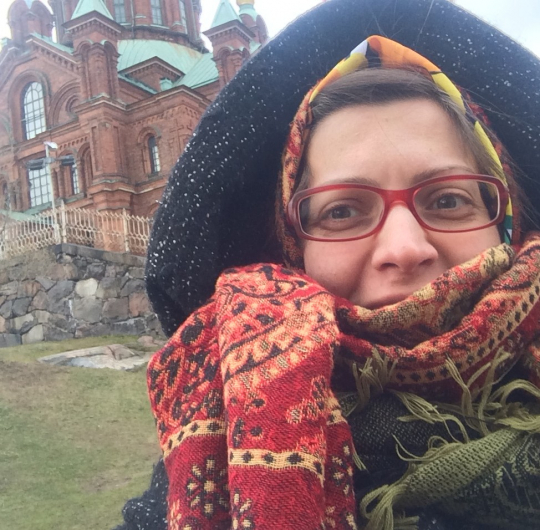 Ortodoksinainen_seisoo_Uspenskin_katedraalin_edustalla_Helsingissä