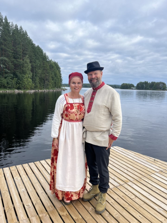 Mika ja Miia Saatsi järven rannalla