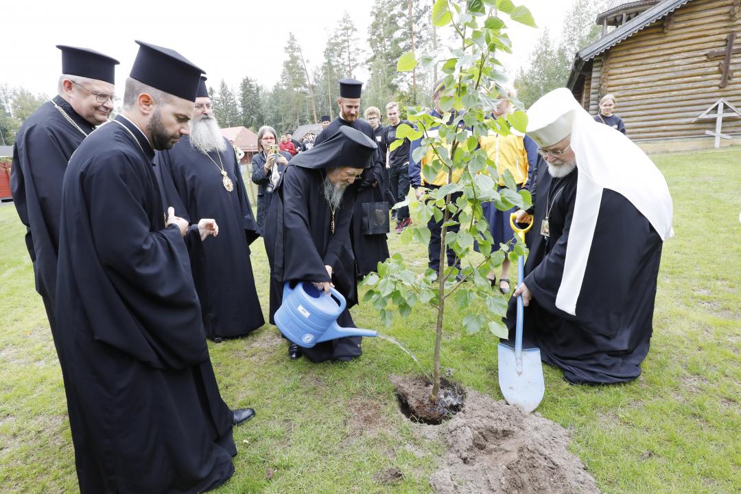 Patriarkka Bartolomeos puun istutuksessa Kaunisniemessä 9-2023