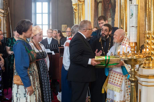 Perinneseura antaa lahjan patriarkka Bartolomeokselle