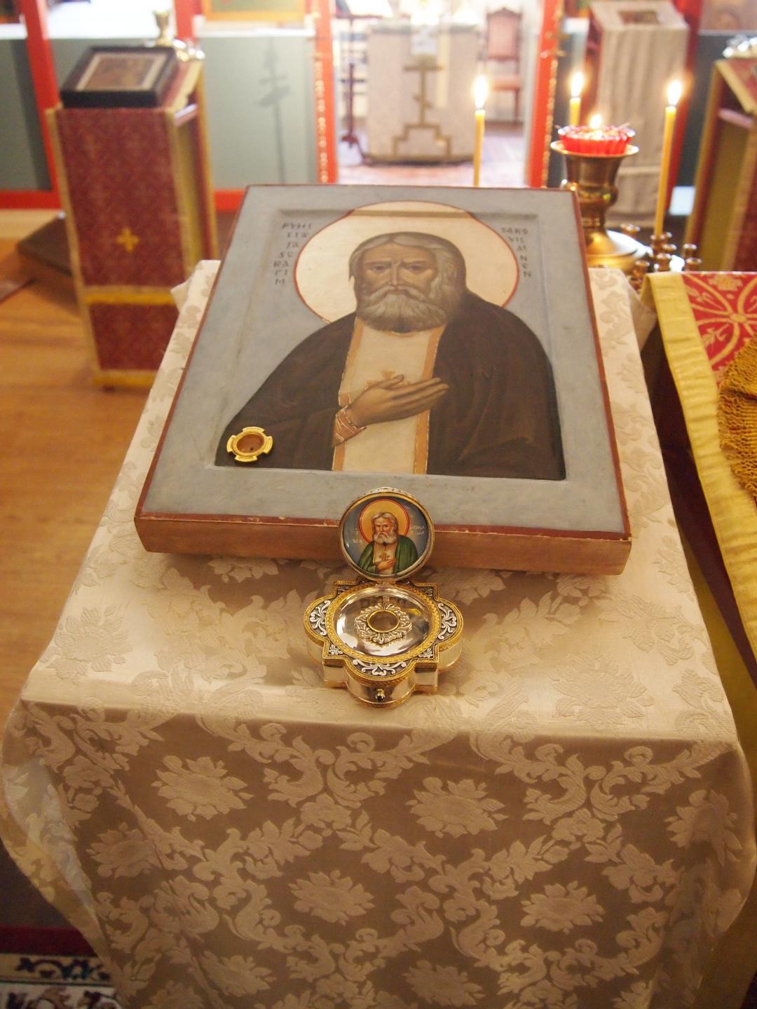 Serafim Sarovilaisen reliikkilipas ja ikoni Myllypuron ortodoksisessa kappelissa 2022