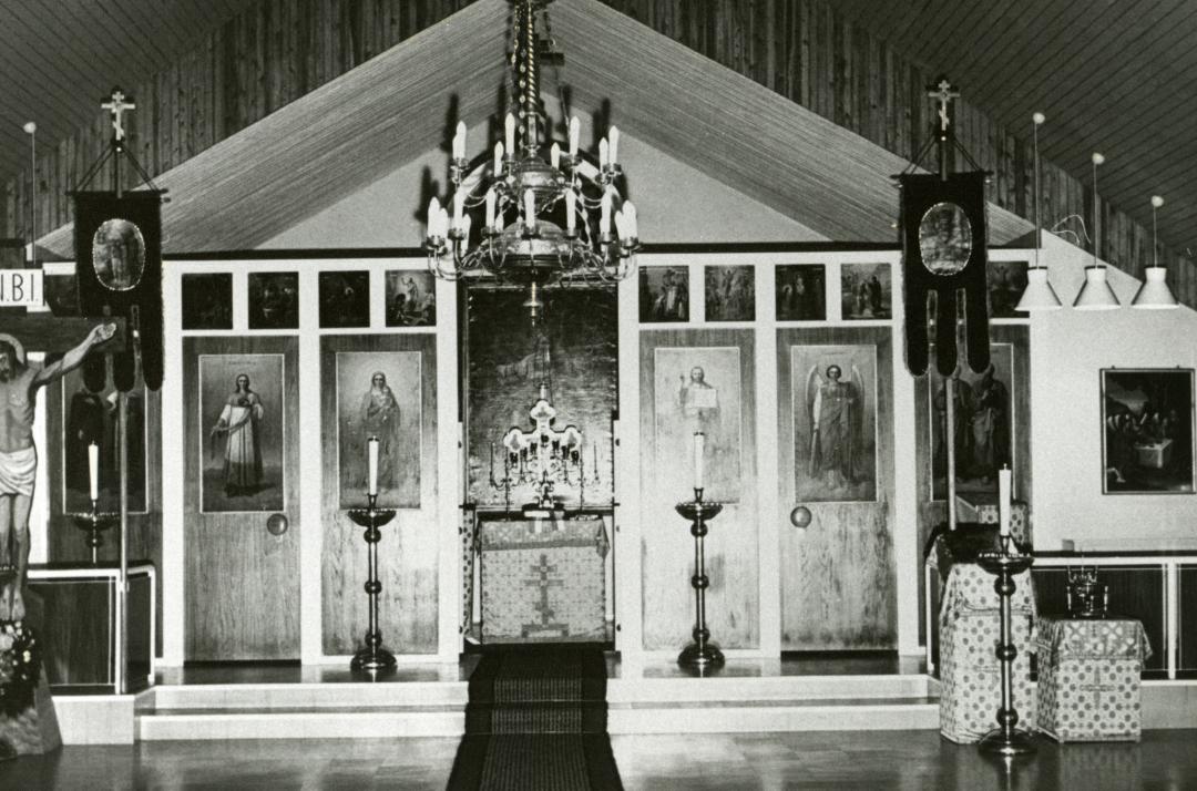Ristin ylentäminen -ikoni ortodoksisen kirkon ikonostaasissa Oulussa