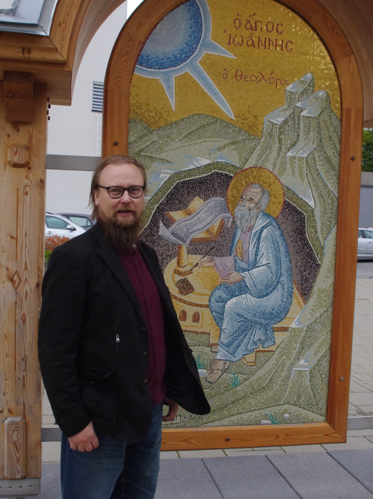 Ortodoksisen teologian opiskelija Tommi Paju seminaarilla mosaiikin edessä