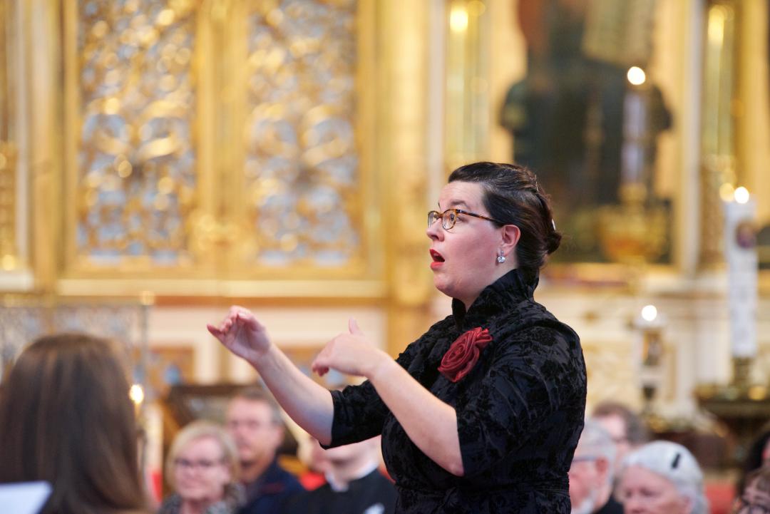 Director cantus -arvonimen saanut kanttori Varvara Merras-Häyrynen Uspenskin Katedraalikuoron 150-vuotisjuhlakonsertin yhteydessä 2017