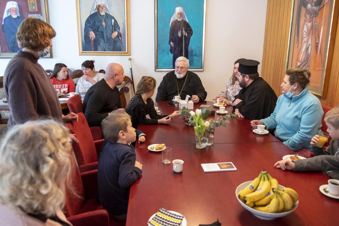 Kahvihetki arkkipiispa Leon ja ukrainalaispakolaisten kesken