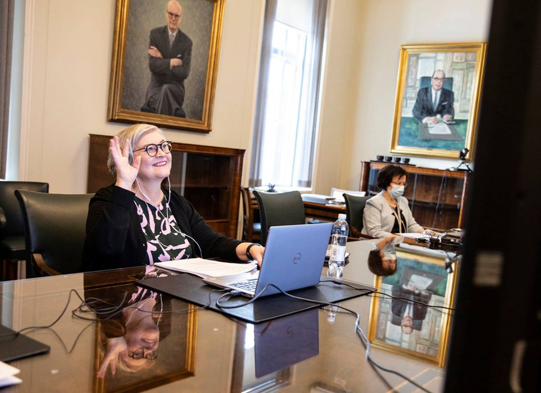Eduskunnan_puhemies_Anu_Vehviläinen_eduskunnassa