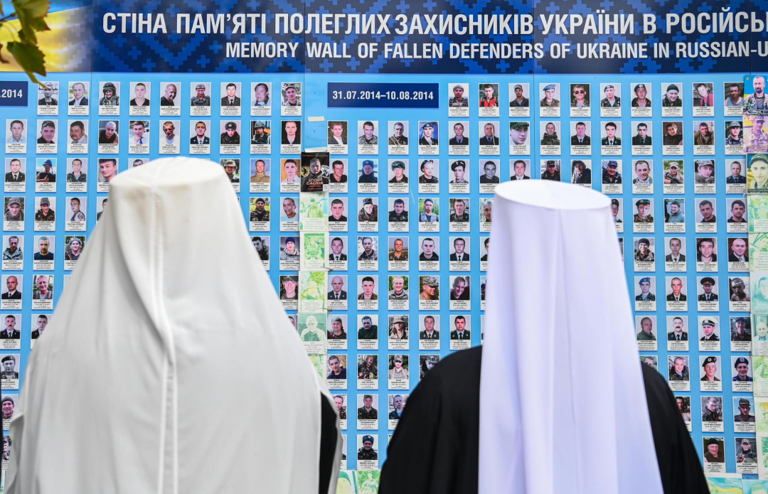 Arkkipiispa Elia ja metropoliitta Epifani ja Ukrainan puolustajien muistomerkillä