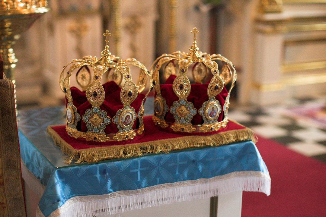 Ortodoksiset vihkikruunut esillä kirkossa