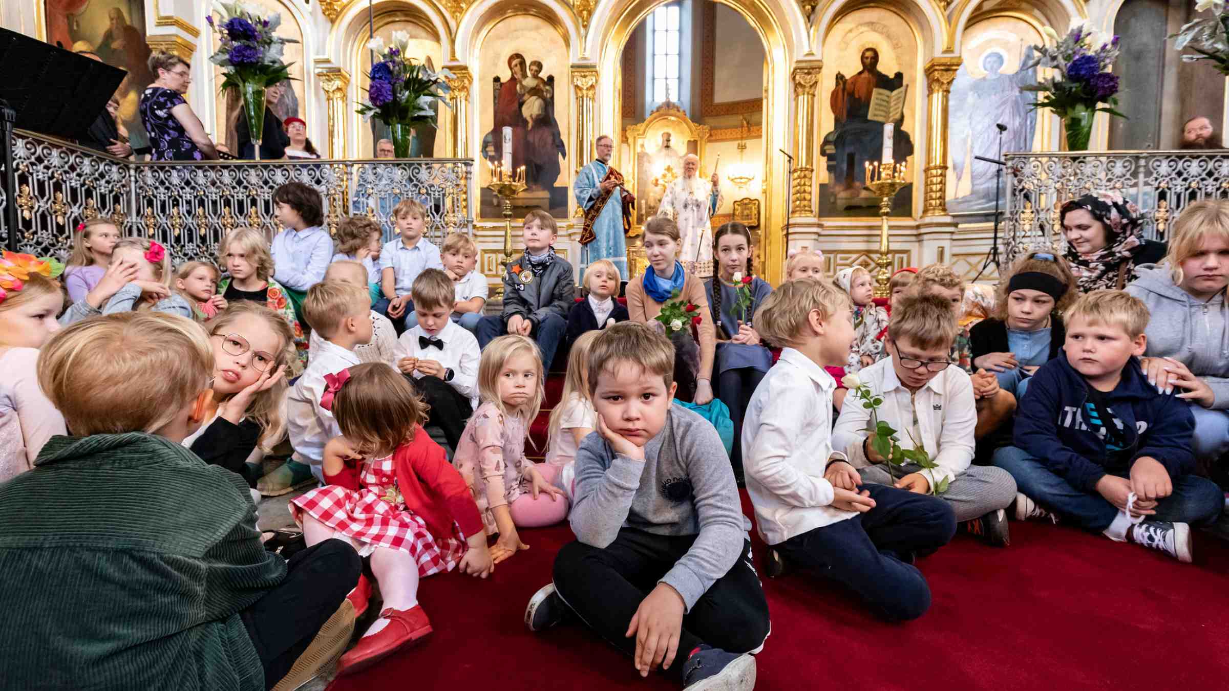 Lapsia istumassa lattialla Uspenskin katedraalissa