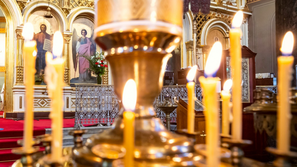 Uspenskin katedraalissa palavia tuohuksia