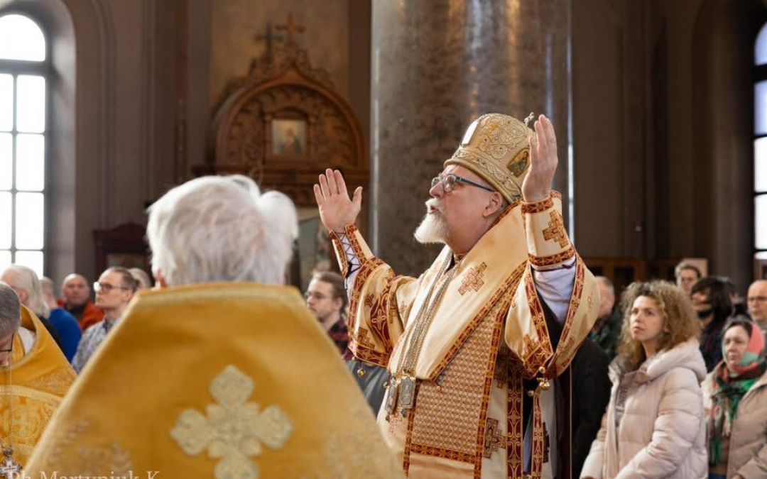 Arkkipiispa Elia rukoilee Uspenskin katedraalissa