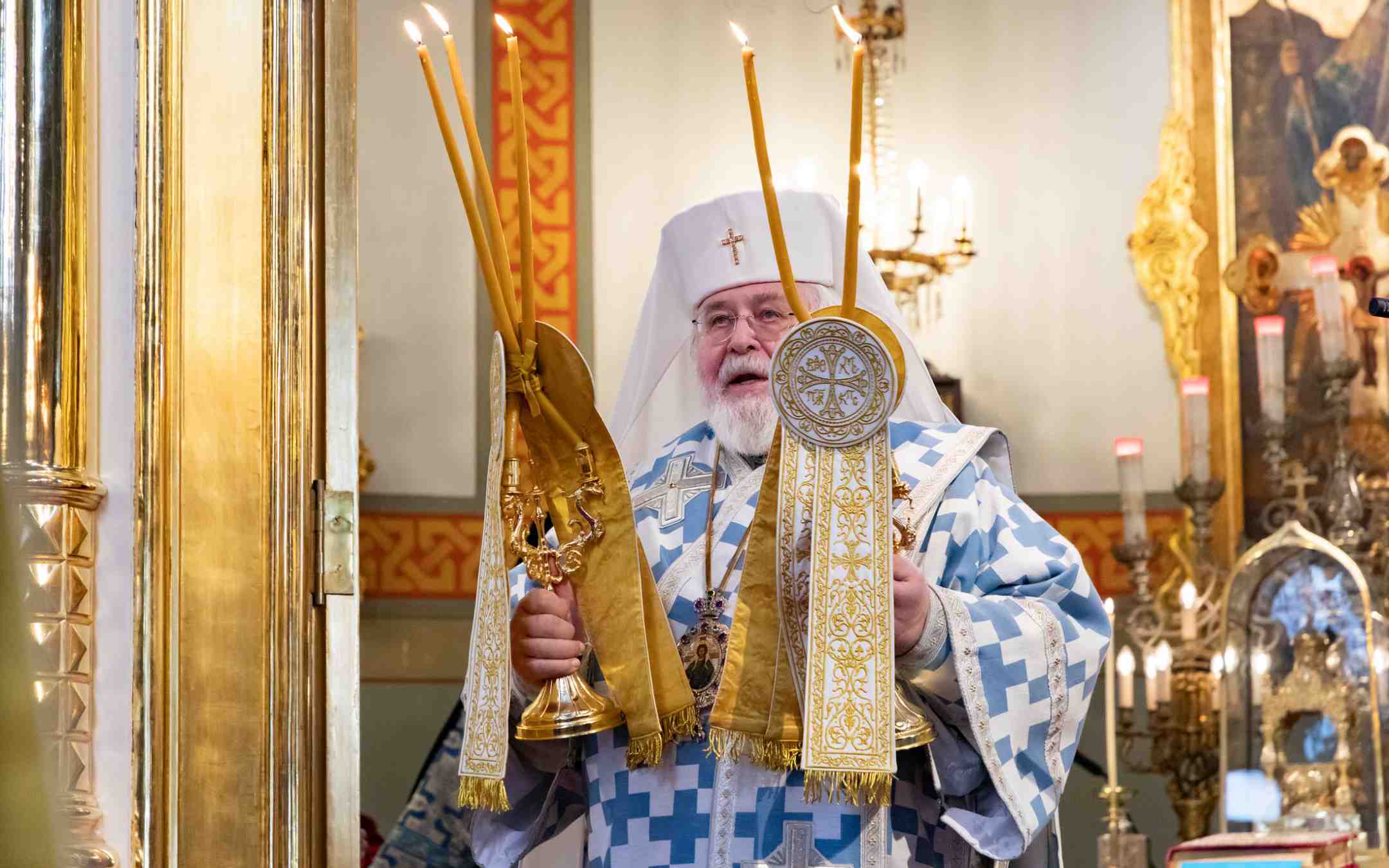 Arkkipiispa Leo siunaa kirkkokansaa Uspenskissa syyskuussa 2023