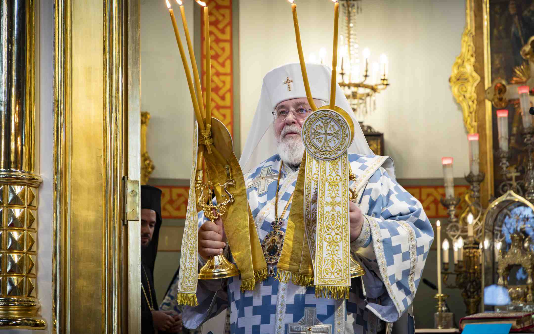 Arkkipiispa Leo siunaa kirkkokansaa Uspenskin katedraalissa